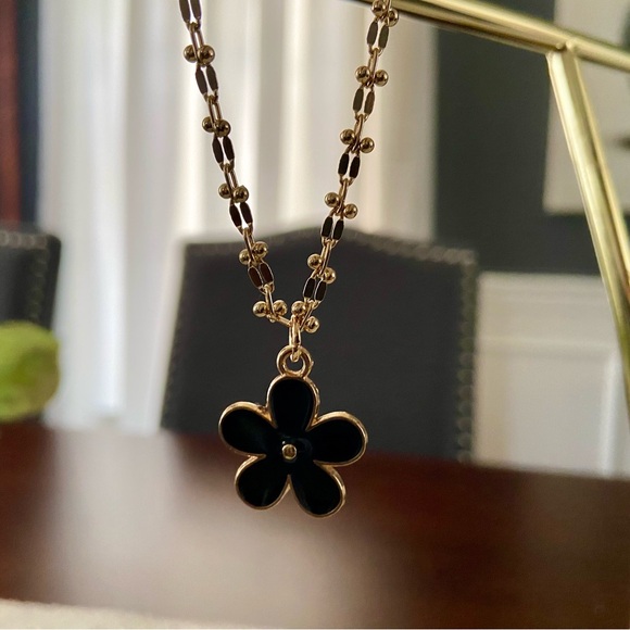 NWT! Beautiful chain necklace with black enamel flower pendant - Picture 8 of 10